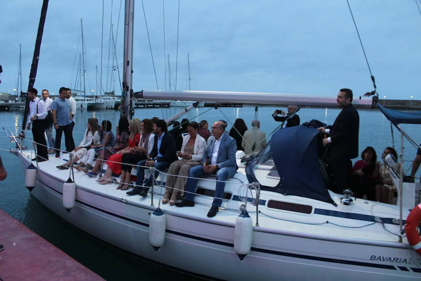 El Puerto Deportivo de Almerimar acogió en la noche del jueves la celebración de una nueva edición del 'Teatro Comestible' en colaboración con el chef José Álvarez y el Restaurante La Costa, de la que disfrutaron un total de 80 comensales. Una propuesta vanguardista y sorprendente que se enmarca en el 42 Festival de Teatro de El Ejido y que se convierte año tras año en una experiencia sensorial sin igual. En este sentido, la originalidad y la innovación se convierten en piezas fundamentales cada año y en esta edición el marco escogido para llevarla a cabo volvió a ser todo un acierto y a convertir la cita en todo un éxito.