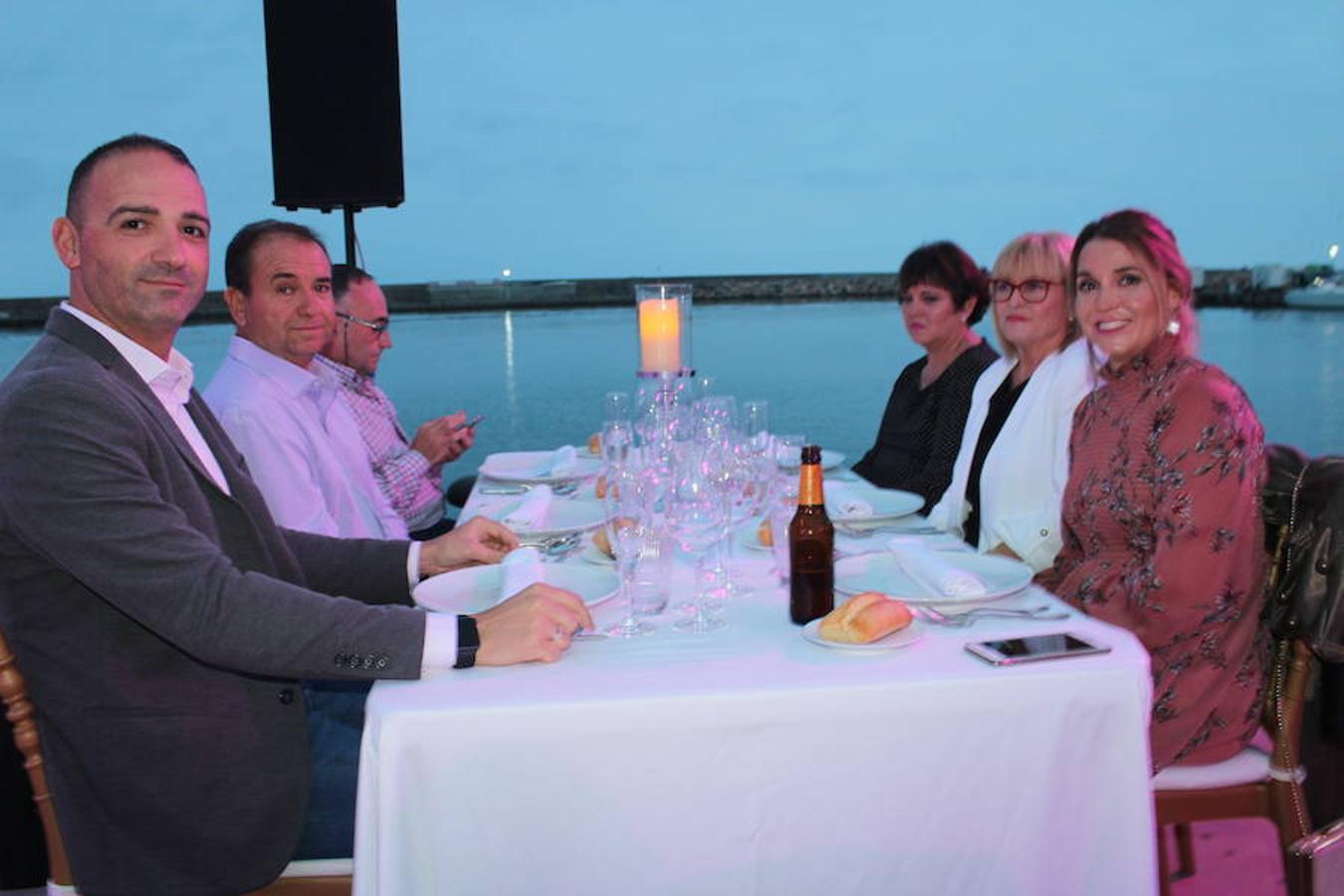 El Puerto Deportivo de Almerimar acogió en la noche del jueves la celebración de una nueva edición del 'Teatro Comestible' en colaboración con el chef José Álvarez y el Restaurante La Costa, de la que disfrutaron un total de 80 comensales. Una propuesta vanguardista y sorprendente que se enmarca en el 42 Festival de Teatro de El Ejido y que se convierte año tras año en una experiencia sensorial sin igual. En este sentido, la originalidad y la innovación se convierten en piezas fundamentales cada año y en esta edición el marco escogido para llevarla a cabo volvió a ser todo un acierto y a convertir la cita en todo un éxito.