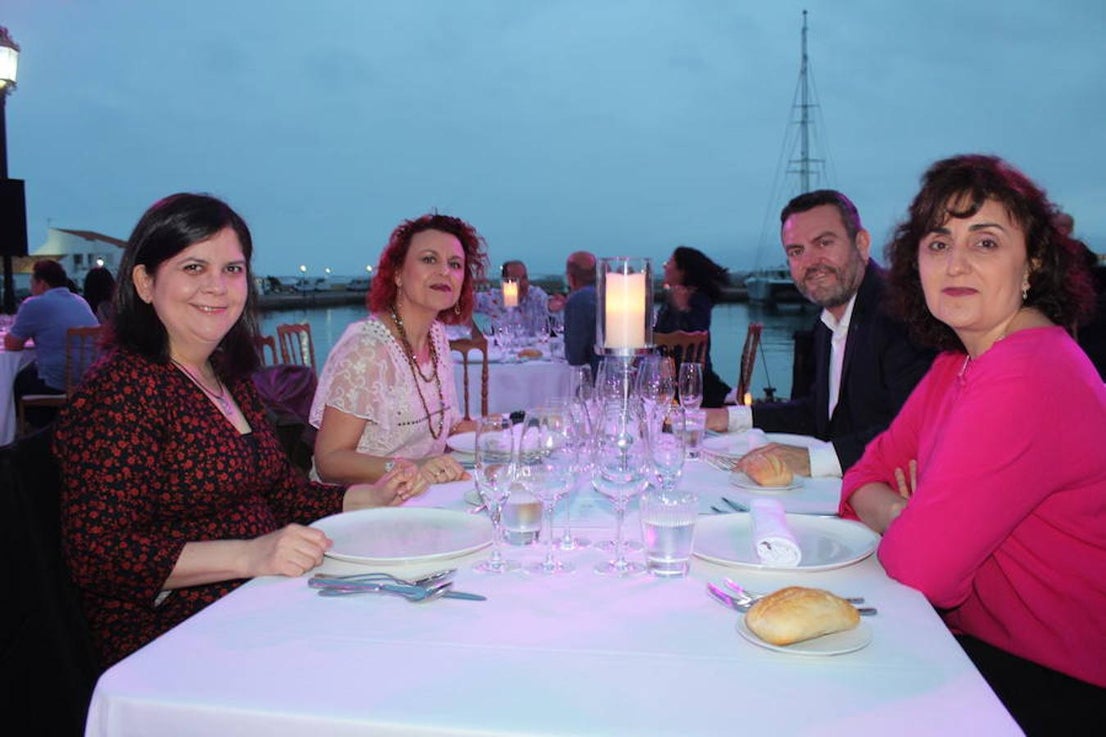 El Puerto Deportivo de Almerimar acogió en la noche del jueves la celebración de una nueva edición del 'Teatro Comestible' en colaboración con el chef José Álvarez y el Restaurante La Costa, de la que disfrutaron un total de 80 comensales. Una propuesta vanguardista y sorprendente que se enmarca en el 42 Festival de Teatro de El Ejido y que se convierte año tras año en una experiencia sensorial sin igual. En este sentido, la originalidad y la innovación se convierten en piezas fundamentales cada año y en esta edición el marco escogido para llevarla a cabo volvió a ser todo un acierto y a convertir la cita en todo un éxito.