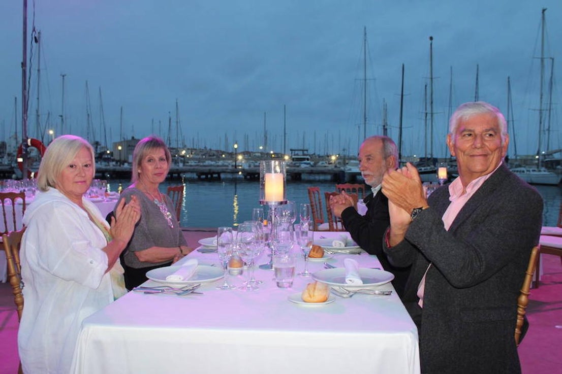 El Puerto Deportivo de Almerimar acogió en la noche del jueves la celebración de una nueva edición del 'Teatro Comestible' en colaboración con el chef José Álvarez y el Restaurante La Costa, de la que disfrutaron un total de 80 comensales. Una propuesta vanguardista y sorprendente que se enmarca en el 42 Festival de Teatro de El Ejido y que se convierte año tras año en una experiencia sensorial sin igual. En este sentido, la originalidad y la innovación se convierten en piezas fundamentales cada año y en esta edición el marco escogido para llevarla a cabo volvió a ser todo un acierto y a convertir la cita en todo un éxito.