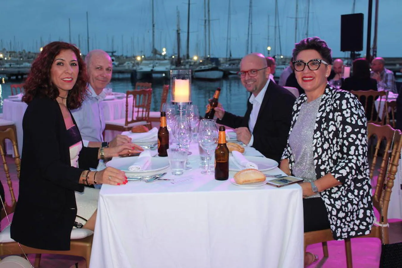 El Puerto Deportivo de Almerimar acogió en la noche del jueves la celebración de una nueva edición del 'Teatro Comestible' en colaboración con el chef José Álvarez y el Restaurante La Costa, de la que disfrutaron un total de 80 comensales. Una propuesta vanguardista y sorprendente que se enmarca en el 42 Festival de Teatro de El Ejido y que se convierte año tras año en una experiencia sensorial sin igual. En este sentido, la originalidad y la innovación se convierten en piezas fundamentales cada año y en esta edición el marco escogido para llevarla a cabo volvió a ser todo un acierto y a convertir la cita en todo un éxito.