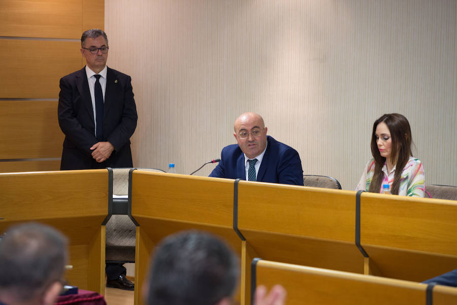 Juan José Bonilla y Rosa María Martín, durante el Pleno de investidura.