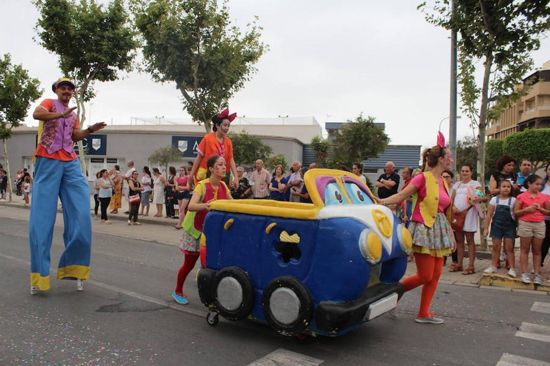 Después de un año de espera, las fiestas grandes del municipio, las que se celebran en honor a su patrón San Isidro Labrador, dieron comienzo en la tarde de ayer con la tradicional Batalla de Flores. Un evento que llenó de color, baile, música y espectáculo las calles del centro de El Ejido, donde los más pequeños se convierten en los verdaderos protagonistas. Tras ella, colas durante más de una hora para conseguir uno de los 2.000 programas de feria y abanico de las fiestas.