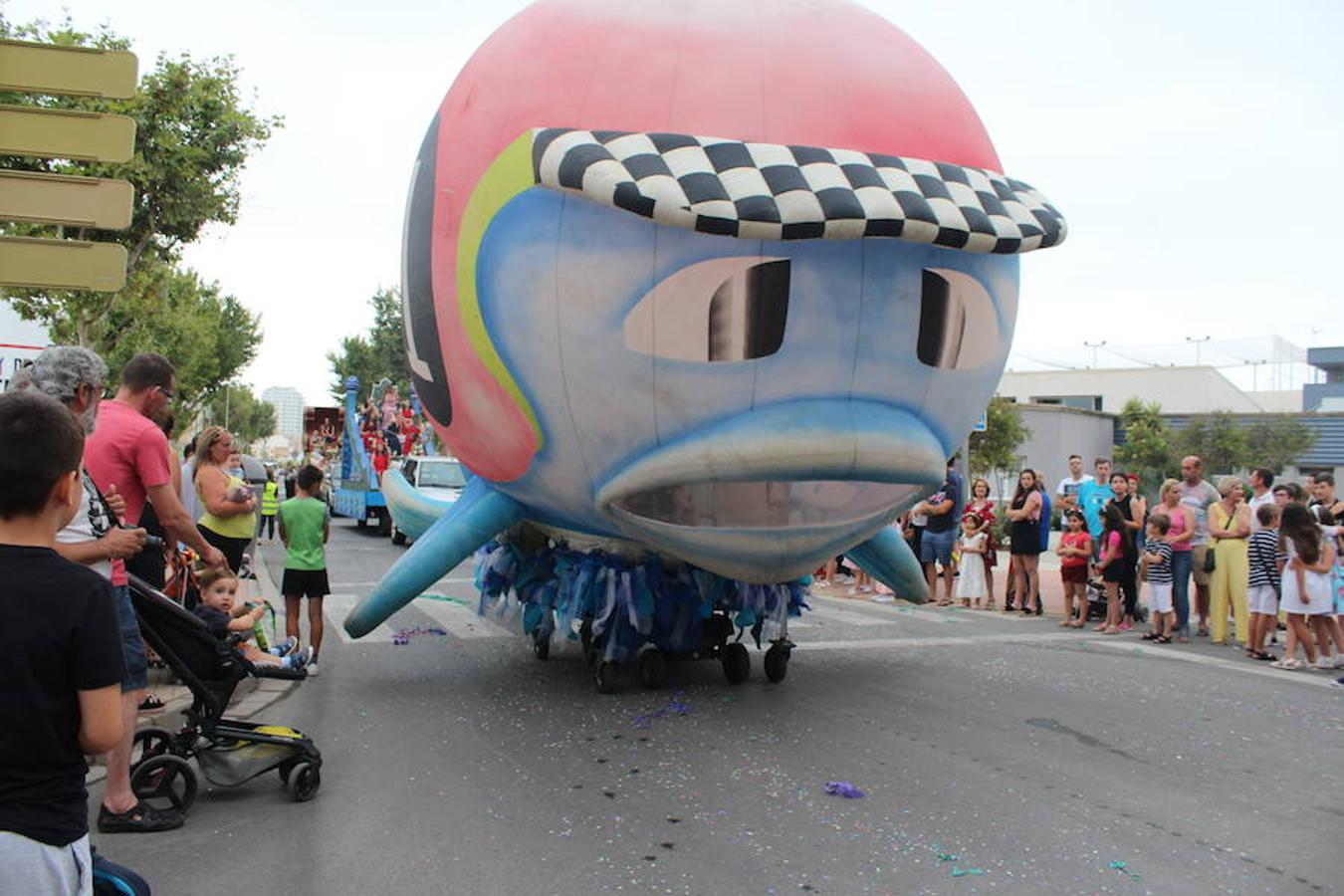 Después de un año de espera, las fiestas grandes del municipio, las que se celebran en honor a su patrón San Isidro Labrador, dieron comienzo en la tarde de ayer con la tradicional Batalla de Flores. Un evento que llenó de color, baile, música y espectáculo las calles del centro de El Ejido, donde los más pequeños se convierten en los verdaderos protagonistas. Tras ella, colas durante más de una hora para conseguir uno de los 2.000 programas de feria y abanico de las fiestas.