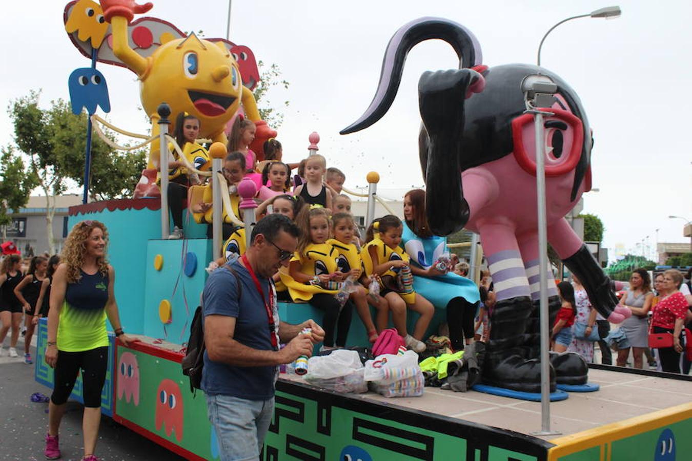 Después de un año de espera, las fiestas grandes del municipio, las que se celebran en honor a su patrón San Isidro Labrador, dieron comienzo en la tarde de ayer con la tradicional Batalla de Flores. Un evento que llenó de color, baile, música y espectáculo las calles del centro de El Ejido, donde los más pequeños se convierten en los verdaderos protagonistas. Tras ella, colas durante más de una hora para conseguir uno de los 2.000 programas de feria y abanico de las fiestas.