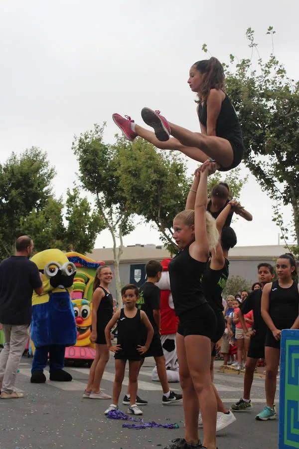 Después de un año de espera, las fiestas grandes del municipio, las que se celebran en honor a su patrón San Isidro Labrador, dieron comienzo en la tarde de ayer con la tradicional Batalla de Flores. Un evento que llenó de color, baile, música y espectáculo las calles del centro de El Ejido, donde los más pequeños se convierten en los verdaderos protagonistas. Tras ella, colas durante más de una hora para conseguir uno de los 2.000 programas de feria y abanico de las fiestas.