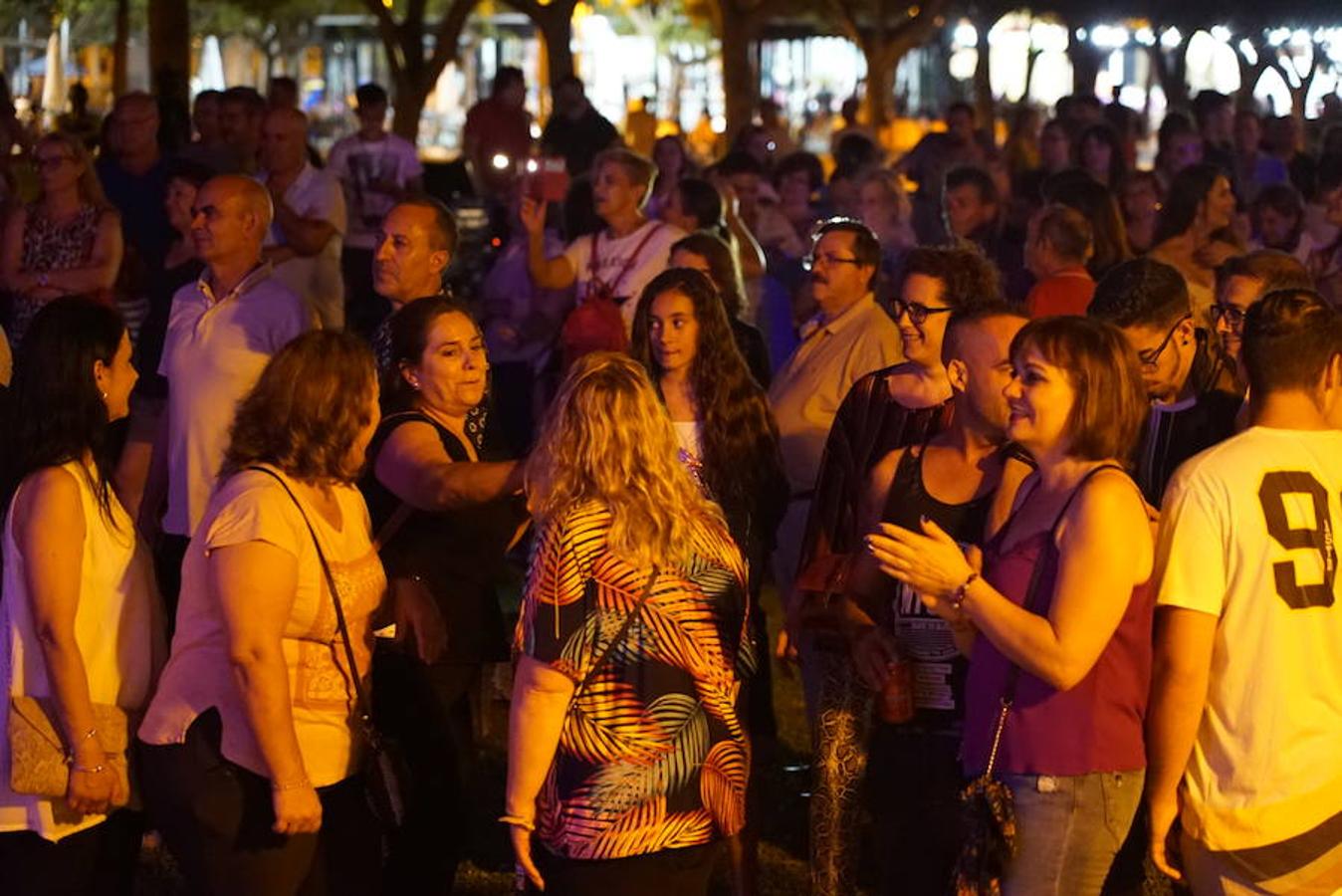 El olor a pólvora llegó al municipio de El Ejido en la noche del jueves con un espectáculo de fuego y color que cubrió el cielo durante varios minutos. A las 23 horas sonó el primer cohete que anunciaba el inicio de la primera quema del XXIII Festival de Pirotecnia Ciudad de El Ejido, en el marco de la celebración de las Fiestas en honor a San Isidro, que desde el miércoles y hasta el domingo se celebran en el municipio. Un cuarto de hora después arrancó el concierto del grupo local 'Dos Indios y un Palomo' y del grupo granadino 'Compás Canalla' que llenaron de sonidos de flamenco fusión el Parque Municipal durante varias horas, con un animado y vibrante concierto.