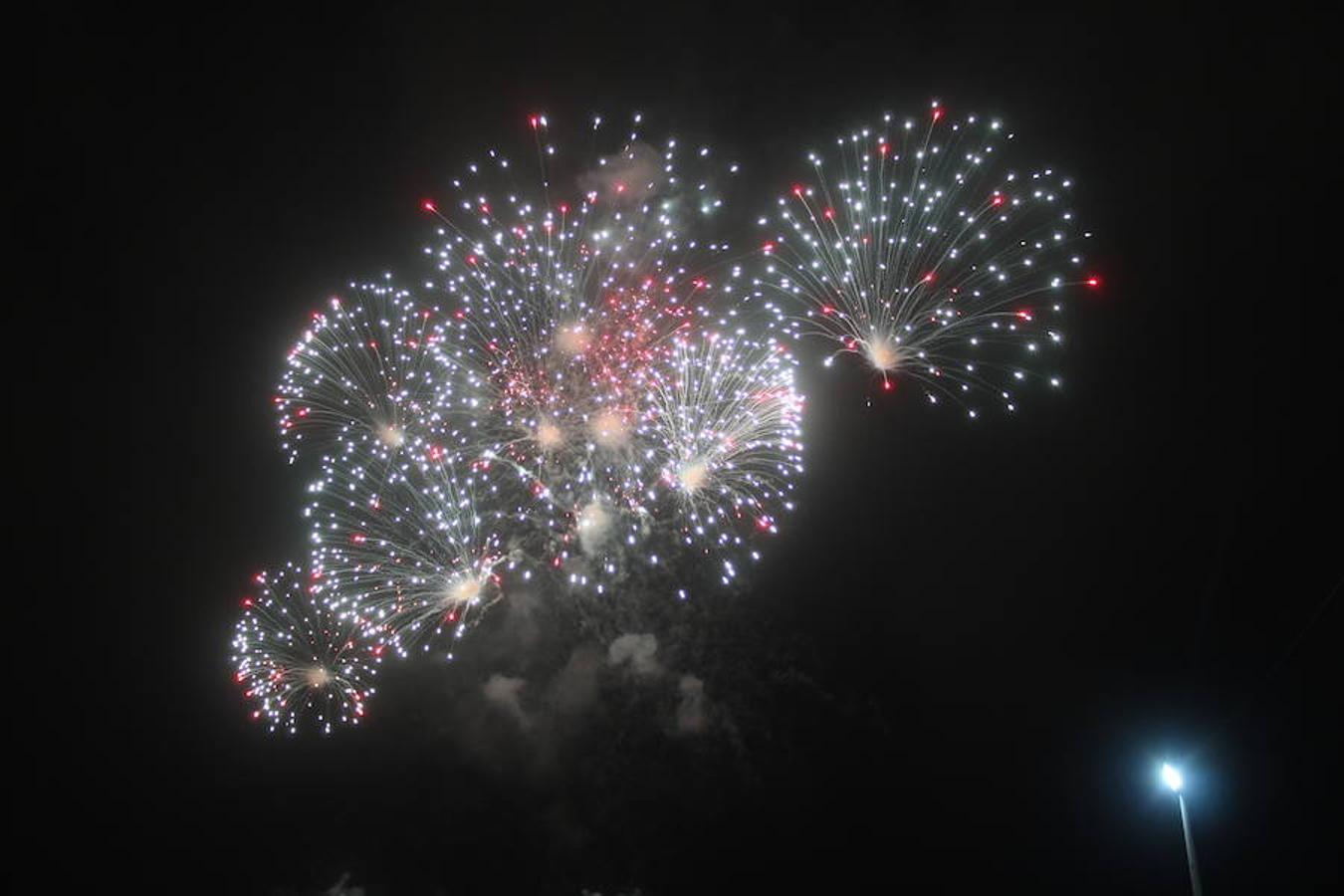 El olor a pólvora llegó al municipio de El Ejido en la noche del jueves con un espectáculo de fuego y color que cubrió el cielo durante varios minutos. A las 23 horas sonó el primer cohete que anunciaba el inicio de la primera quema del XXIII Festival de Pirotecnia Ciudad de El Ejido, en el marco de la celebración de las Fiestas en honor a San Isidro, que desde el miércoles y hasta el domingo se celebran en el municipio. Un cuarto de hora después arrancó el concierto del grupo local 'Dos Indios y un Palomo' y del grupo granadino 'Compás Canalla' que llenaron de sonidos de flamenco fusión el Parque Municipal durante varias horas, con un animado y vibrante concierto.