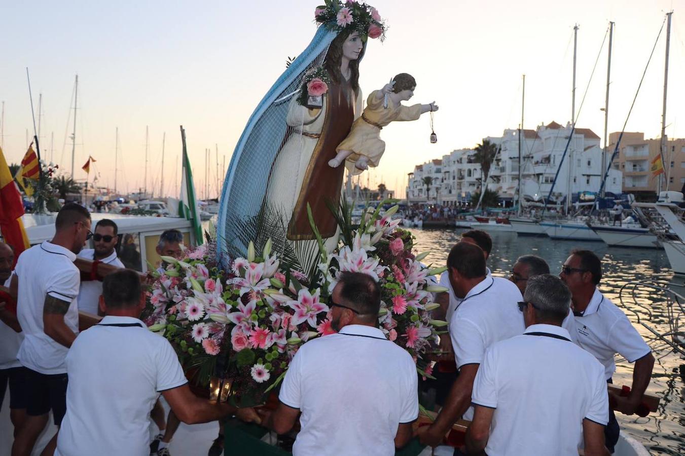 Los núcleos de Balerma y Almerimar acogieron la celebración en la tarde noche de ayer de la tradicional misa y procesión de la Virgen del Carmen, patrona de los marineros y de estos dos enclaves ejidenses. A las 20 horas arrancó en ambos núcleos la Santa Misa y a su finalización, las imágenes procesionaron tanto a pie como a bordo de un barco por la costa de Balerma y Almerimar.