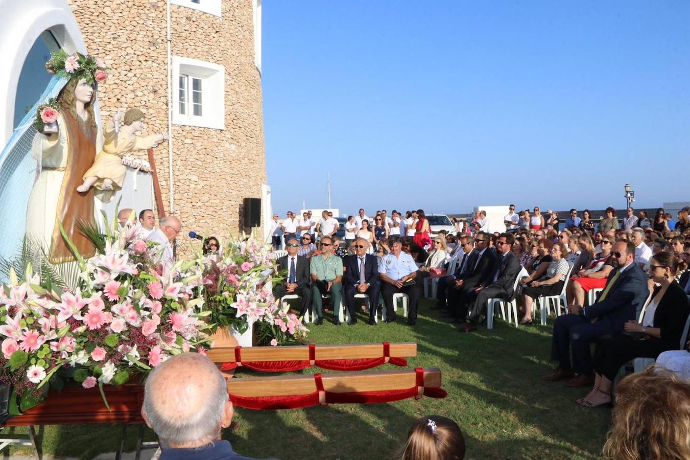 Los núcleos de Balerma y Almerimar acogieron la celebración en la tarde noche de ayer de la tradicional misa y procesión de la Virgen del Carmen, patrona de los marineros y de estos dos enclaves ejidenses. A las 20 horas arrancó en ambos núcleos la Santa Misa y a su finalización, las imágenes procesionaron tanto a pie como a bordo de un barco por la costa de Balerma y Almerimar.