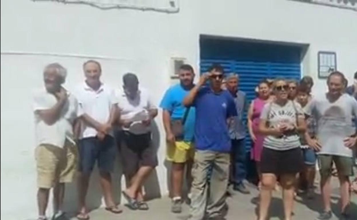 Residentes de la calle Barcelona se movilizan para ayudar a un vecino
