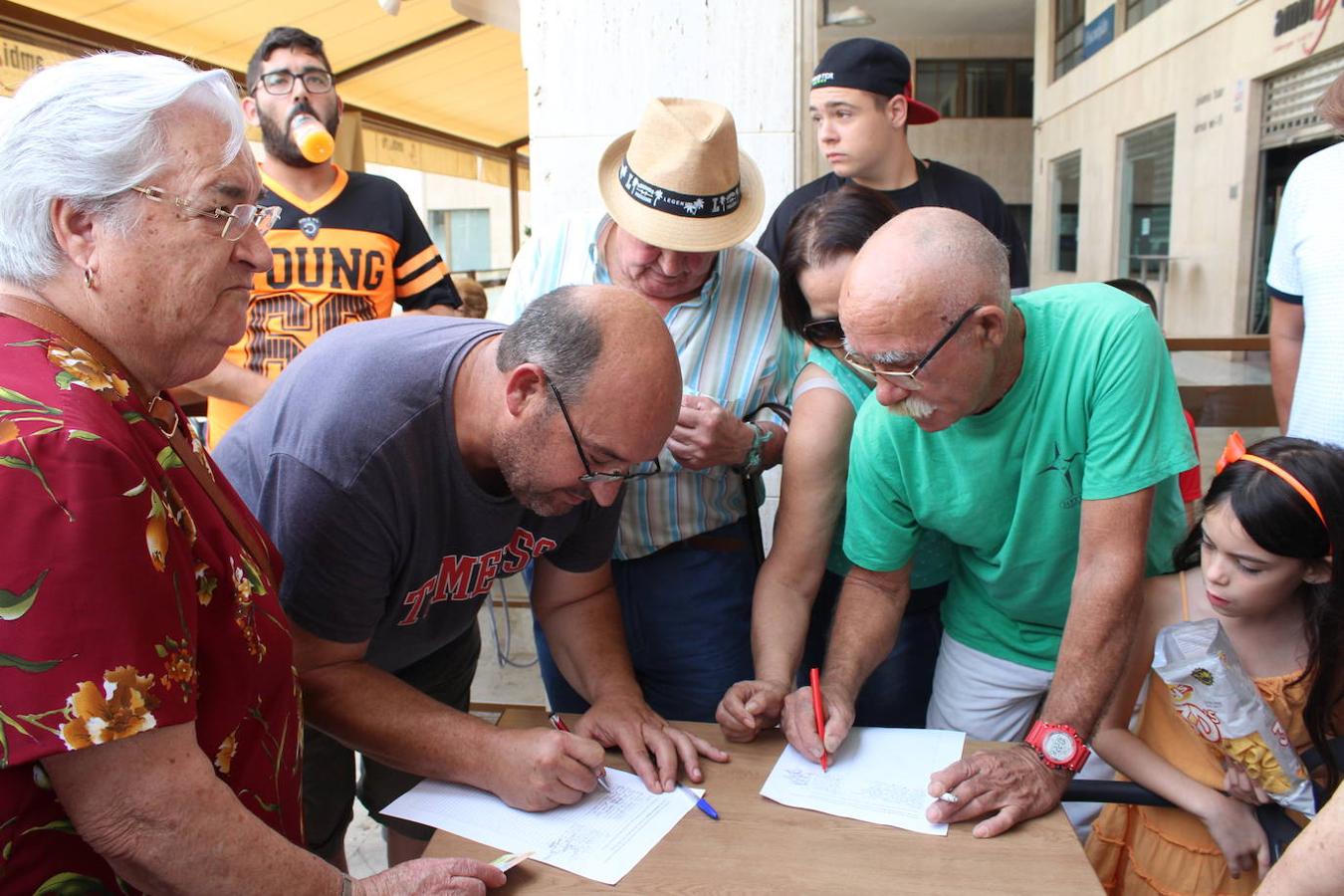 Son muchas las generaciones que en las cuatro décadas aproximadamente que tiene de historia el taller de motos de Antonio López, más conocido como 'Antoñico El Mosca', han pasado por su taller para arreglar una rueda de bici pinchada, arreglar una moto o incluso otro tipo de motores. El sábado por la mañana la Plaza Mayor de El Ejido se convirtió en una muestra de ello, con niños, jóvenes, adultos y personas mayores arropando y dando su apoyo a este mecánico de sesenta años y a su hijo Gabriel López, que es quien actualmente regenta el taller, ayudado por su padre. 