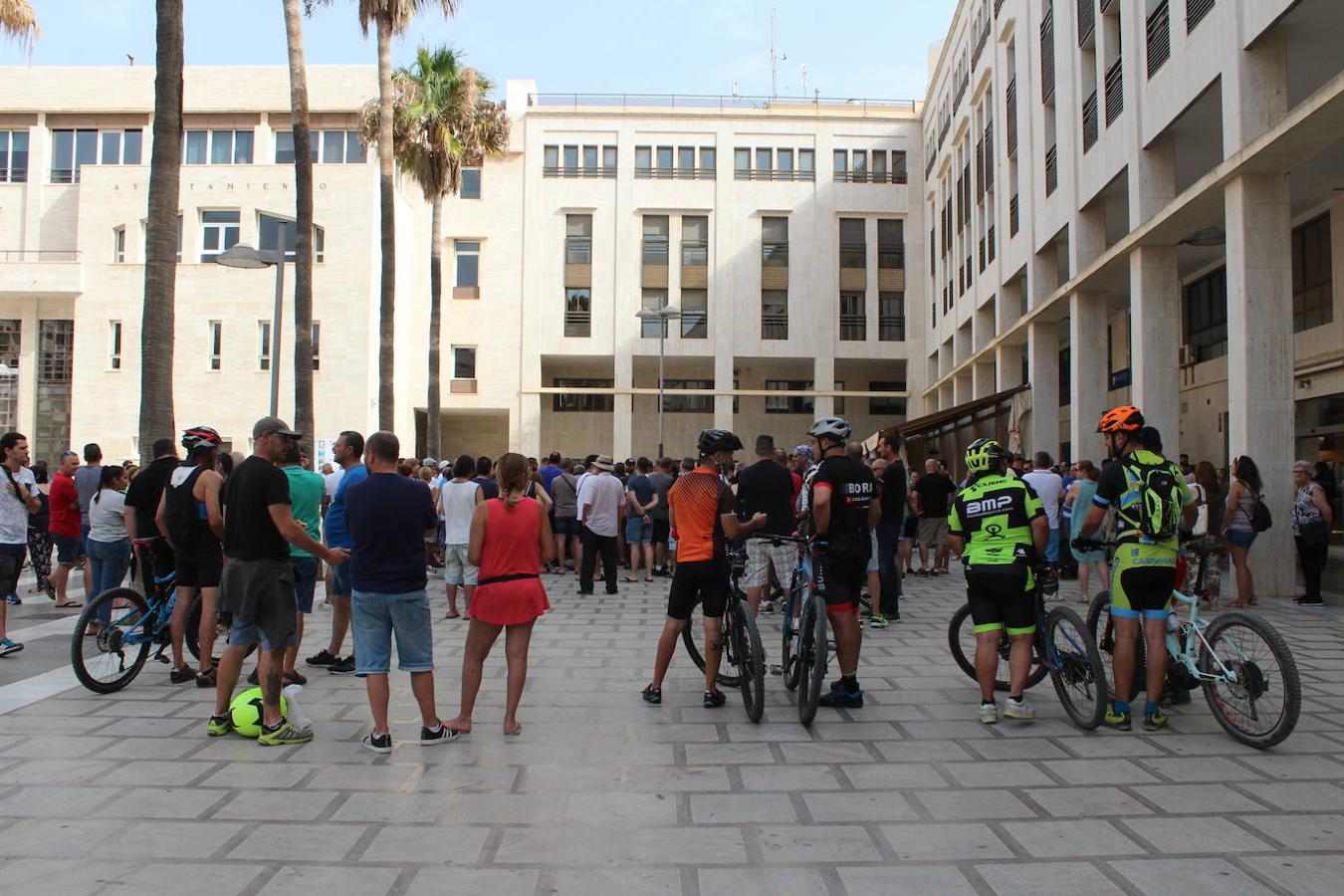 Son muchas las generaciones que en las cuatro décadas aproximadamente que tiene de historia el taller de motos de Antonio López, más conocido como 'Antoñico El Mosca', han pasado por su taller para arreglar una rueda de bici pinchada, arreglar una moto o incluso otro tipo de motores. El sábado por la mañana la Plaza Mayor de El Ejido se convirtió en una muestra de ello, con niños, jóvenes, adultos y personas mayores arropando y dando su apoyo a este mecánico de sesenta años y a su hijo Gabriel López, que es quien actualmente regenta el taller, ayudado por su padre. 