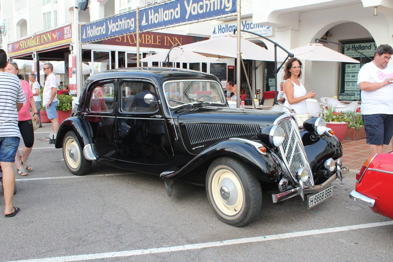 El núcleo de Almerimar viajó el viernes por la noche en el tiempo de regreso a principios del pasado siglo y hasta los años 60, con la VIII Concentración de Coches Clásicos y Antiguos. Una propuestas de la que formaron parte cerca de una veintena de vehículos llegados tanto desde diferentes puntos de la provincia de Almería, como de provincias limítrofes y cercanas, organizada por la concejalía de Turismo del Ayuntamiento de El Ejido y el Club de Vehículos Antiguos de Almería, con la colaboración de la Junta Local.