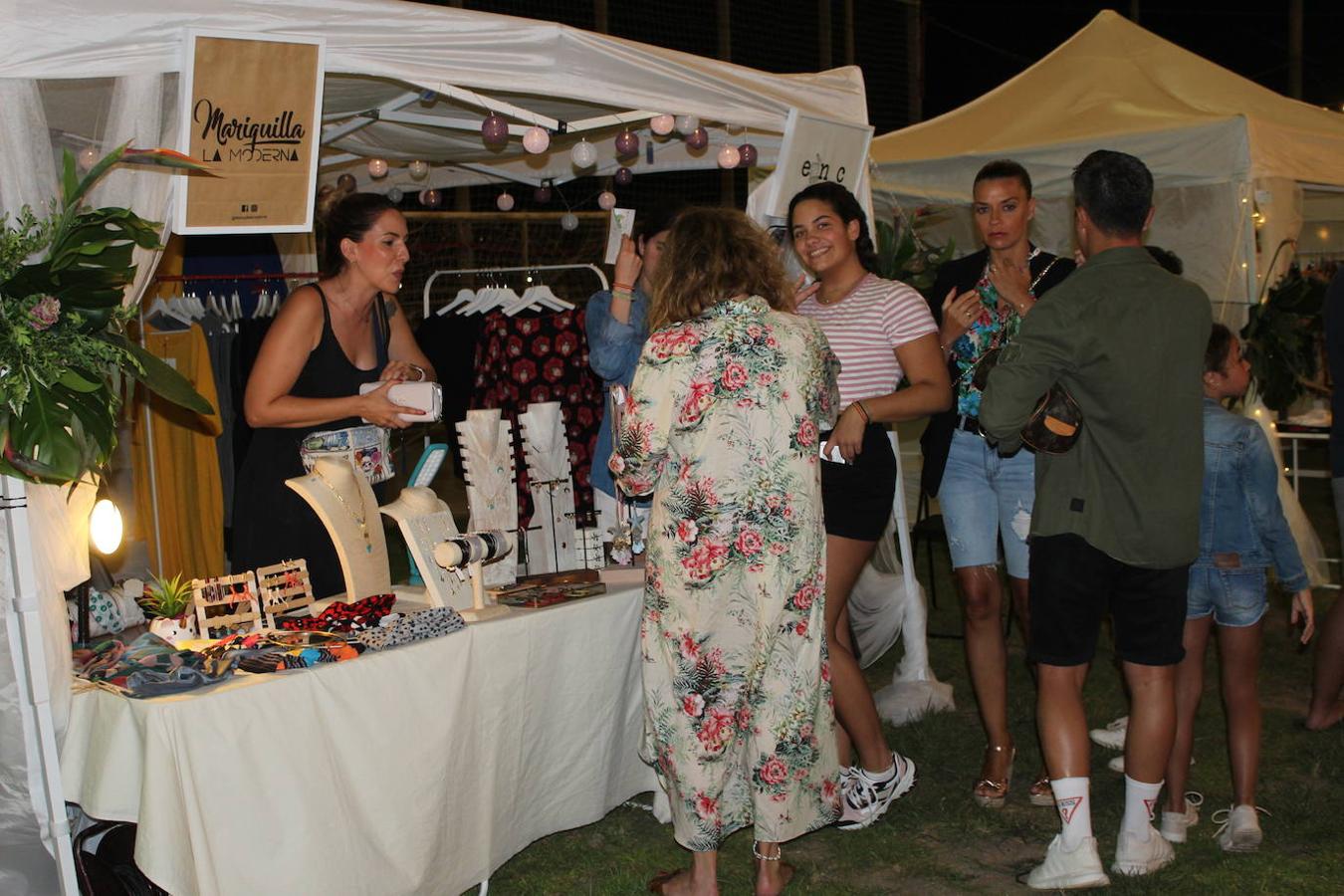 Almerimar ha vivido este fin de semana la tercera edición de su Sun Market. Una propuesta que trata de potenciar el tejido comercial de este núcleo costero, ofreciendo una muestra de su calidad. Para ello el campo de rugby, ubicado en la Playa de Poniente volvió a convertirse en escenario de un evento que cada año gana en seguimiento por saber crear una unión perfecta entre moda, música y gastronomía para generar una experiencia única para quienes la visitan. Así, durante el viernes por la noche y ayer sábado por la noche cerca de una veintena de negocios de Almerimar pero también de otros puntos del municipio como Balerma, participaron mostrando sus excelencias. Moda infantil, juvenil, de mujer y de hombre, bolsos, complementos para el pelo, collares, relojes, pendientes, calzado o gafas, junto a otros elementos como plantas o artículos de decoración. Un verdadero mercado pop up en un entorno muy especial, lleno de luz y color, donde los asistentes se encontraron con artistas, diseñadores, comerciantes, creativos y espacios gastronómicos.