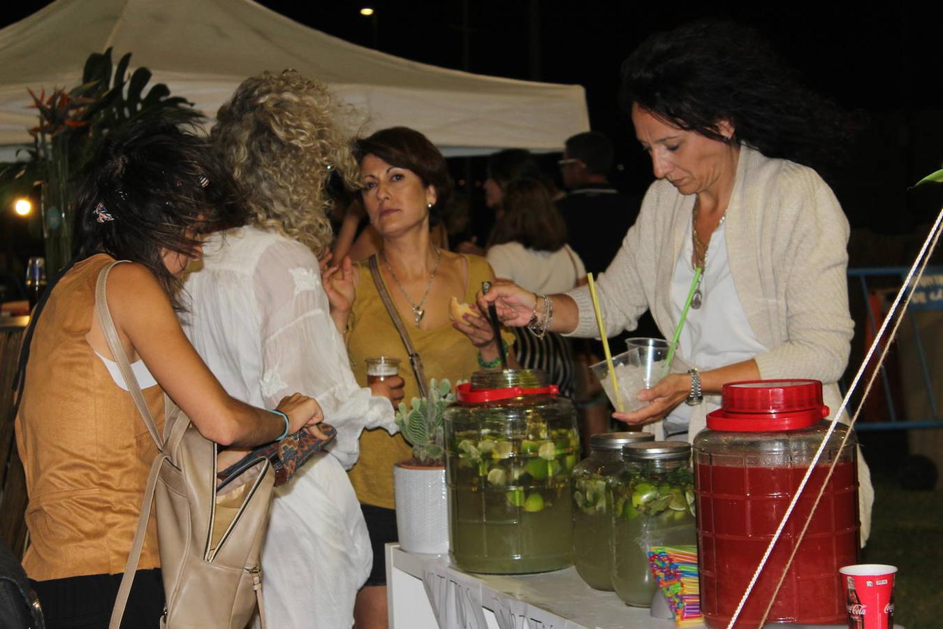 Almerimar ha vivido este fin de semana la tercera edición de su Sun Market. Una propuesta que trata de potenciar el tejido comercial de este núcleo costero, ofreciendo una muestra de su calidad. Para ello el campo de rugby, ubicado en la Playa de Poniente volvió a convertirse en escenario de un evento que cada año gana en seguimiento por saber crear una unión perfecta entre moda, música y gastronomía para generar una experiencia única para quienes la visitan. Así, durante el viernes por la noche y ayer sábado por la noche cerca de una veintena de negocios de Almerimar pero también de otros puntos del municipio como Balerma, participaron mostrando sus excelencias. Moda infantil, juvenil, de mujer y de hombre, bolsos, complementos para el pelo, collares, relojes, pendientes, calzado o gafas, junto a otros elementos como plantas o artículos de decoración. Un verdadero mercado pop up en un entorno muy especial, lleno de luz y color, donde los asistentes se encontraron con artistas, diseñadores, comerciantes, creativos y espacios gastronómicos.