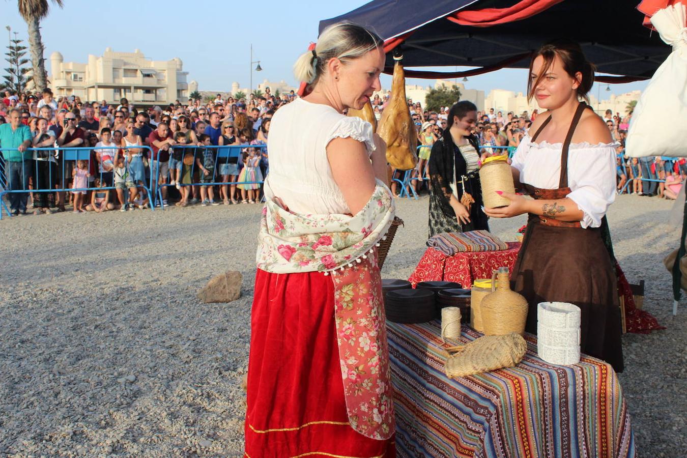 Miles de personas disfrutaron en la tarde noche de ayer con el Desembarco Pirata en la playa de Poniente de Almerimar. Una actividad que cada año gana en adeptos y que ayer permitió volver a acercar un trocito de la historia de esta zona a los asistentes. Un evento de gran plasticidad y trepidante ritmo que se vivió en la playa desde donde luego partió un colorido y animado pasacalles que recorrió el Puerto Deportivo para acabar en la Plaza Batel.