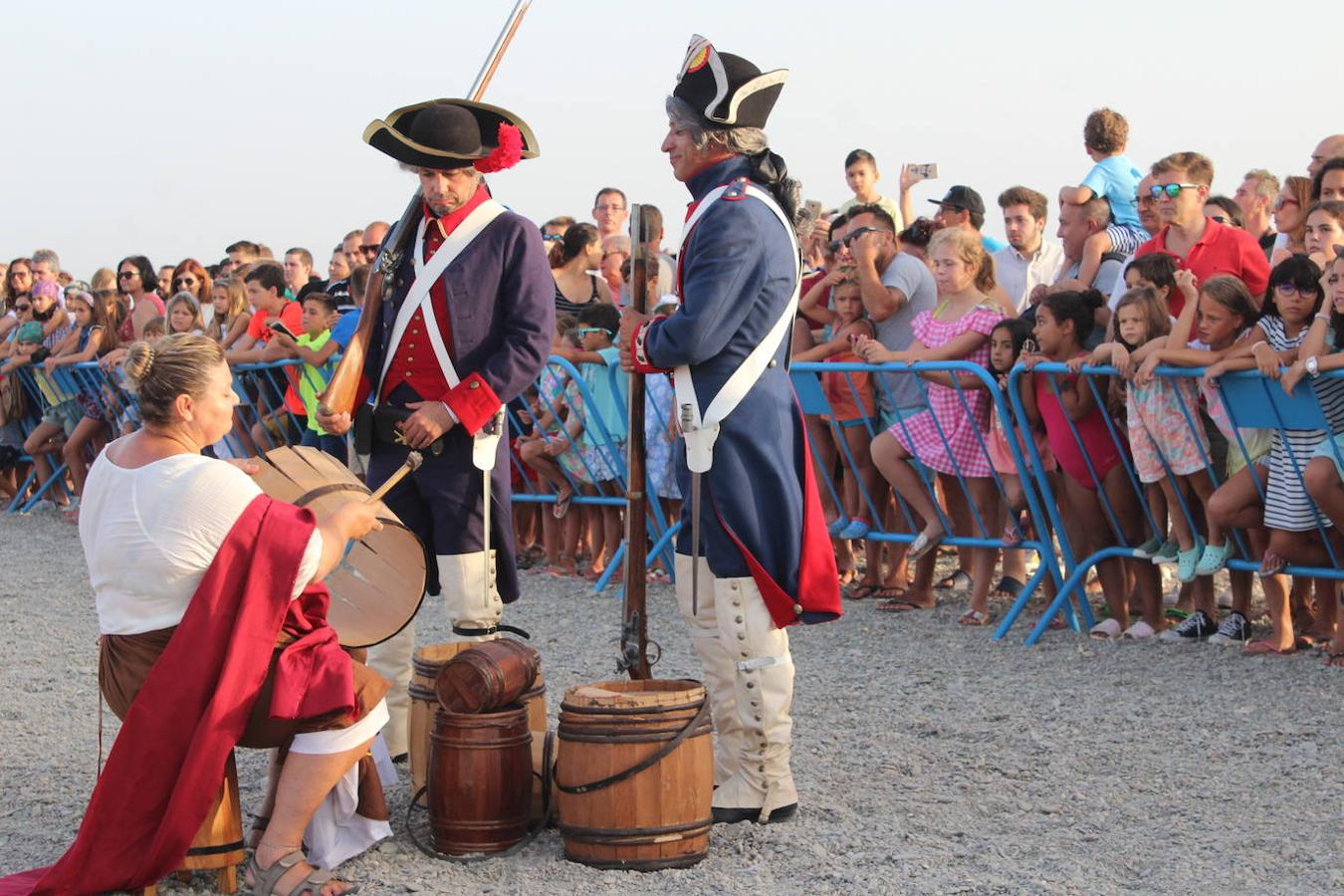 Miles de personas disfrutaron en la tarde noche de ayer con el Desembarco Pirata en la playa de Poniente de Almerimar. Una actividad que cada año gana en adeptos y que ayer permitió volver a acercar un trocito de la historia de esta zona a los asistentes. Un evento de gran plasticidad y trepidante ritmo que se vivió en la playa desde donde luego partió un colorido y animado pasacalles que recorrió el Puerto Deportivo para acabar en la Plaza Batel.