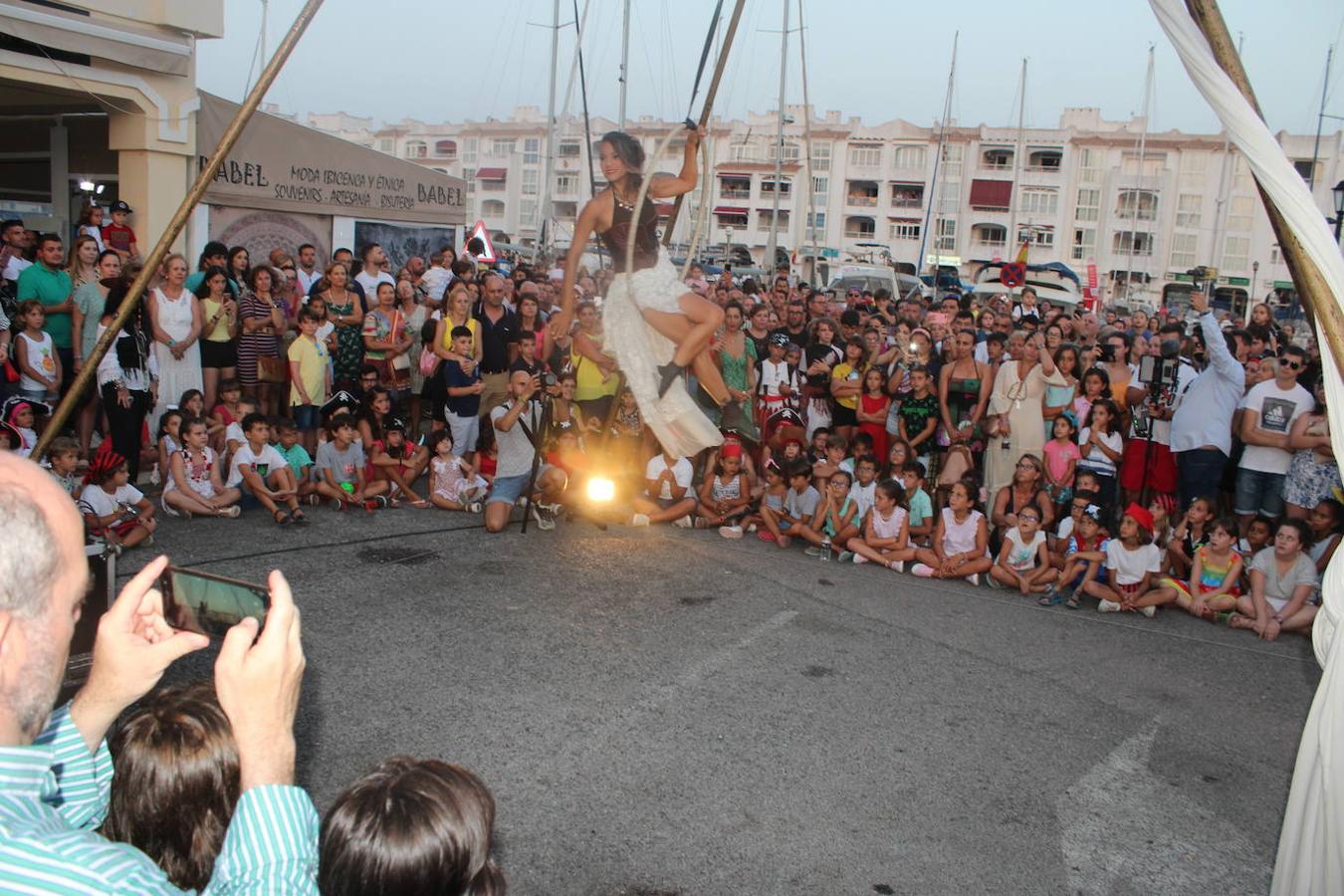 Miles de personas disfrutaron en la tarde noche de ayer con el Desembarco Pirata en la playa de Poniente de Almerimar. Una actividad que cada año gana en adeptos y que ayer permitió volver a acercar un trocito de la historia de esta zona a los asistentes. Un evento de gran plasticidad y trepidante ritmo que se vivió en la playa desde donde luego partió un colorido y animado pasacalles que recorrió el Puerto Deportivo para acabar en la Plaza Batel.