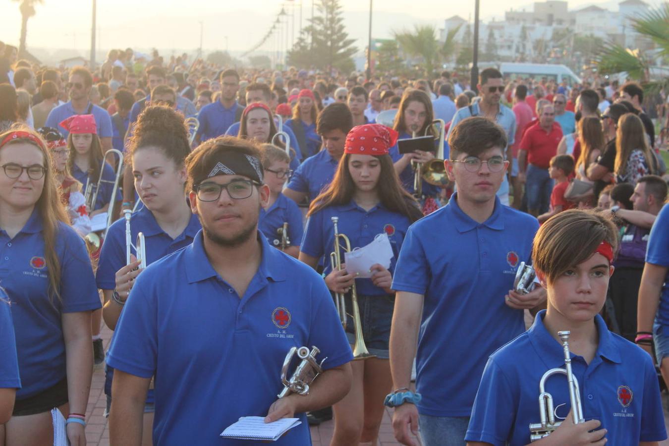 Miles de personas disfrutaron en la tarde noche de ayer con el Desembarco Pirata en la playa de Poniente de Almerimar. Una actividad que cada año gana en adeptos y que ayer permitió volver a acercar un trocito de la historia de esta zona a los asistentes. Un evento de gran plasticidad y trepidante ritmo que se vivió en la playa desde donde luego partió un colorido y animado pasacalles que recorrió el Puerto Deportivo para acabar en la Plaza Batel.