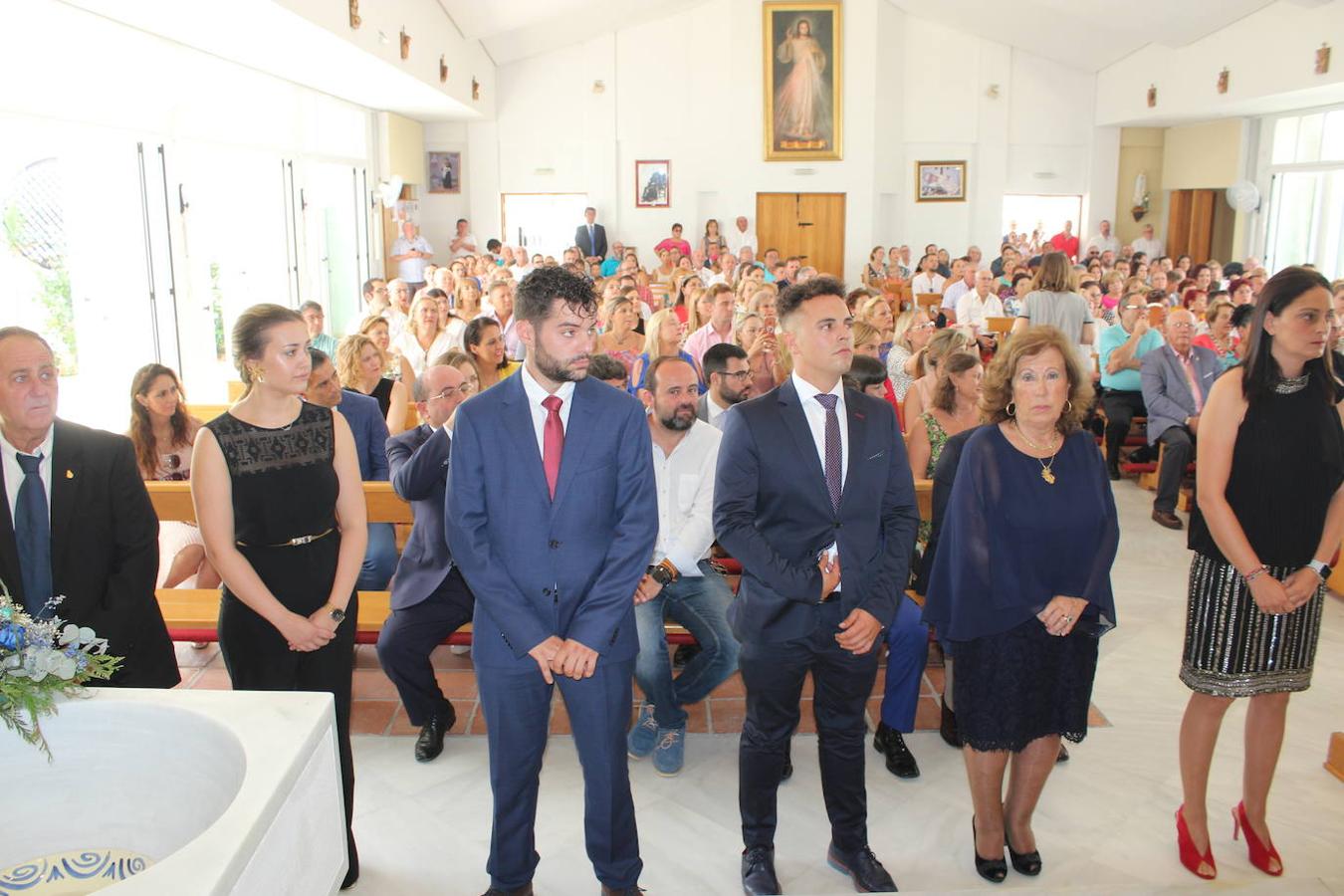 La Iglesia de la Sagrada Familia de Almerimar acogió este pasado domingo 4 de agosto un acto cargado de emotividad y sentimiento, ya que después de muchos años de trabajo y lucha, finalmente la Hermandad Nuestra Señora del Rocío de ElEjido echó a andar. Un hermoso acto que contó con la participación del Coro de la Hermandad. Fue el pasado mes de junio, coincidiendo con el día de Pentecostés, cuando el Obispo anunció la aprobación de la solicitud para configurarse en Hermandad. Y este domingo, la Hermana Mayor. Margarita Alcaide, y la primera Junta de Gobierno de esta Hermandad juró y tomó posesión de sus cargos. Un acto lleno de emoción y nervios, que provocó que incluso a algún miembro de la Junta de Gobierno se le quebrara en algún momento la voz durante su juramento.