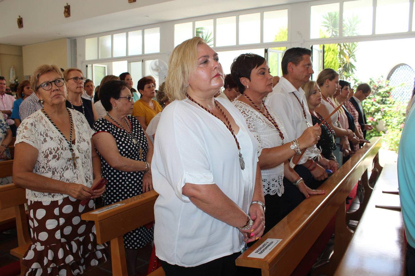 La Iglesia de la Sagrada Familia de Almerimar acogió este pasado domingo 4 de agosto un acto cargado de emotividad y sentimiento, ya que después de muchos años de trabajo y lucha, finalmente la Hermandad Nuestra Señora del Rocío de ElEjido echó a andar. Un hermoso acto que contó con la participación del Coro de la Hermandad. Fue el pasado mes de junio, coincidiendo con el día de Pentecostés, cuando el Obispo anunció la aprobación de la solicitud para configurarse en Hermandad. Y este domingo, la Hermana Mayor. Margarita Alcaide, y la primera Junta de Gobierno de esta Hermandad juró y tomó posesión de sus cargos. Un acto lleno de emoción y nervios, que provocó que incluso a algún miembro de la Junta de Gobierno se le quebrara en algún momento la voz durante su juramento.