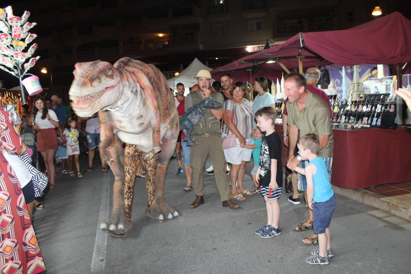 Desde el pasado viernes por la noche el núcleo de Almerimar está disfrutando de una de las propuestas fijas en su calendario veraniego pero que cada año llega con novedades. En esta línea, durante las noches de viernes, sábado y domingo, la calle Galéon se convierte en escenario del mercado temático 'Mil y una Estrellas'. Un evento por el que durante el viernes por la noche y anoche pasaron miles de personas y que aún es posible visitar hoy de siete a una de la madrugada.