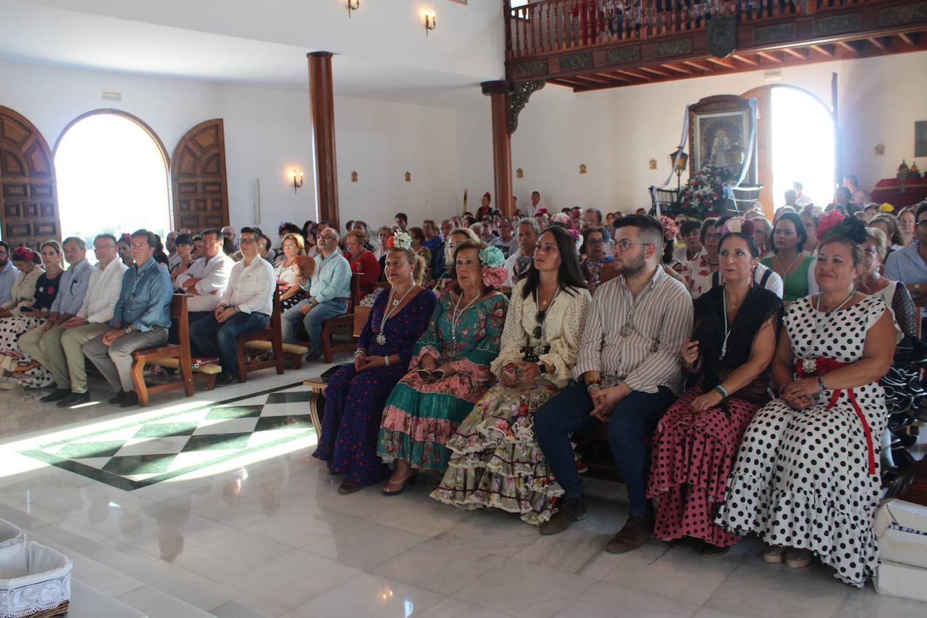 Emocionante, bello y espectacular pueden ser tres de los calificativos que definan lo que el sábado por la tarde noche se vivió entre Guardias Viejas y Almerimar con la VIRomería-Convivencia que organizan el Ayuntamiento de El Ejido, la Parroquia Sagrada Familia y la Hermandad de Nuestra Señora del Rocío, ya constituida como tal, que tiene como objetivo homenajear y venerar a la 'Blanca Paloma'.