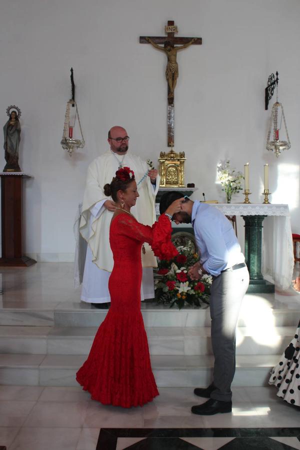 Emocionante, bello y espectacular pueden ser tres de los calificativos que definan lo que el sábado por la tarde noche se vivió entre Guardias Viejas y Almerimar con la VIRomería-Convivencia que organizan el Ayuntamiento de El Ejido, la Parroquia Sagrada Familia y la Hermandad de Nuestra Señora del Rocío, ya constituida como tal, que tiene como objetivo homenajear y venerar a la 'Blanca Paloma'.