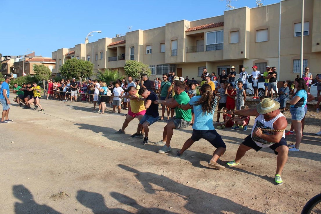 El núcleo ejidense de San Agustín continúa disfrutando de la amplia y variada programación elaborada por la Junta Local con motivo de sus fiestas patronales en honor de San Agustín y la Virgen de La Consolación, que se desarrollan hasta mañana domingo. Tras la disputa del Rally de Carretillas y el Lanzamiento de Bolsos del jueves, las fiestas continuaron ayer con la caza del marranillo y el tiro con cuerda y con barra entre los adultos.