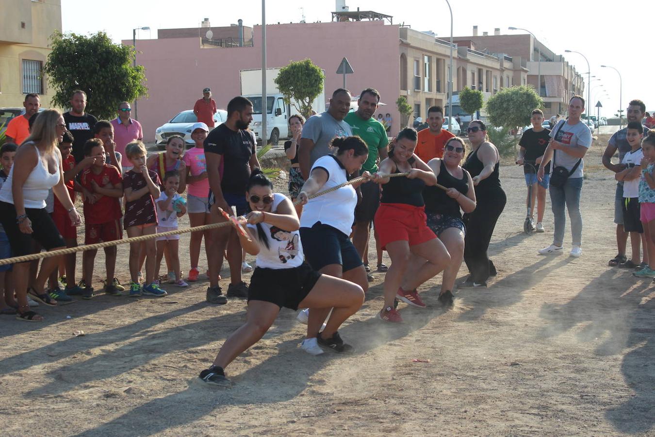 El núcleo ejidense de San Agustín continúa disfrutando de la amplia y variada programación elaborada por la Junta Local con motivo de sus fiestas patronales en honor de San Agustín y la Virgen de La Consolación, que se desarrollan hasta mañana domingo. Tras la disputa del Rally de Carretillas y el Lanzamiento de Bolsos del jueves, las fiestas continuaron ayer con la caza del marranillo y el tiro con cuerda y con barra entre los adultos.