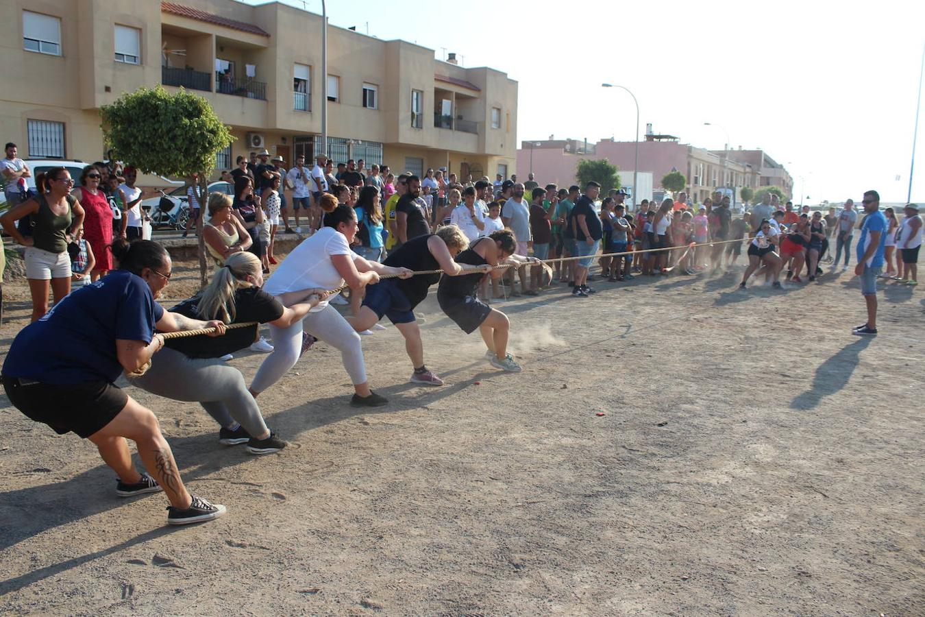 El núcleo ejidense de San Agustín continúa disfrutando de la amplia y variada programación elaborada por la Junta Local con motivo de sus fiestas patronales en honor de San Agustín y la Virgen de La Consolación, que se desarrollan hasta mañana domingo. Tras la disputa del Rally de Carretillas y el Lanzamiento de Bolsos del jueves, las fiestas continuaron ayer con la caza del marranillo y el tiro con cuerda y con barra entre los adultos.