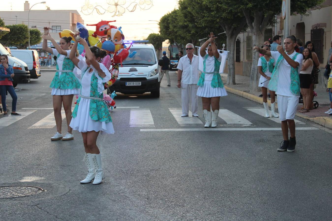 El núcleo de San Agustín acogió el pasado sábado por la tarde noche el tradicional Encuentro Comarcal de Bandas de Cornetas, Tambores y Mayorettes que este año alcanzó su 28 edición. Un evento organizado por la Asociación Ajusa, con la colaboración del Ayuntamiento de El Ejido, la Diputación de Almería y ayuntamientos y empresas de la comarca. En esta edición los grupos participantes fueron la Agrupación Musical Cristo del Amor, de El Ejido; Alejú Servicios Culturales, que desplegó un espectáculo de gran belleza y plasticidad artística, con un vestuario de magia e ilusión; Animación Los Piratas, de Berja; Majorettes Blue Wave, de Balanegra; Animación y Baile Academia Rocío Moreno, de Roquetas de Mar; Majorettes El Siguiente Paso, de Vícar; Animación Club Deportivo Twirling-Majorettes Clave, de La Mojonera y Animación Dance Crew SA de San Agustín.