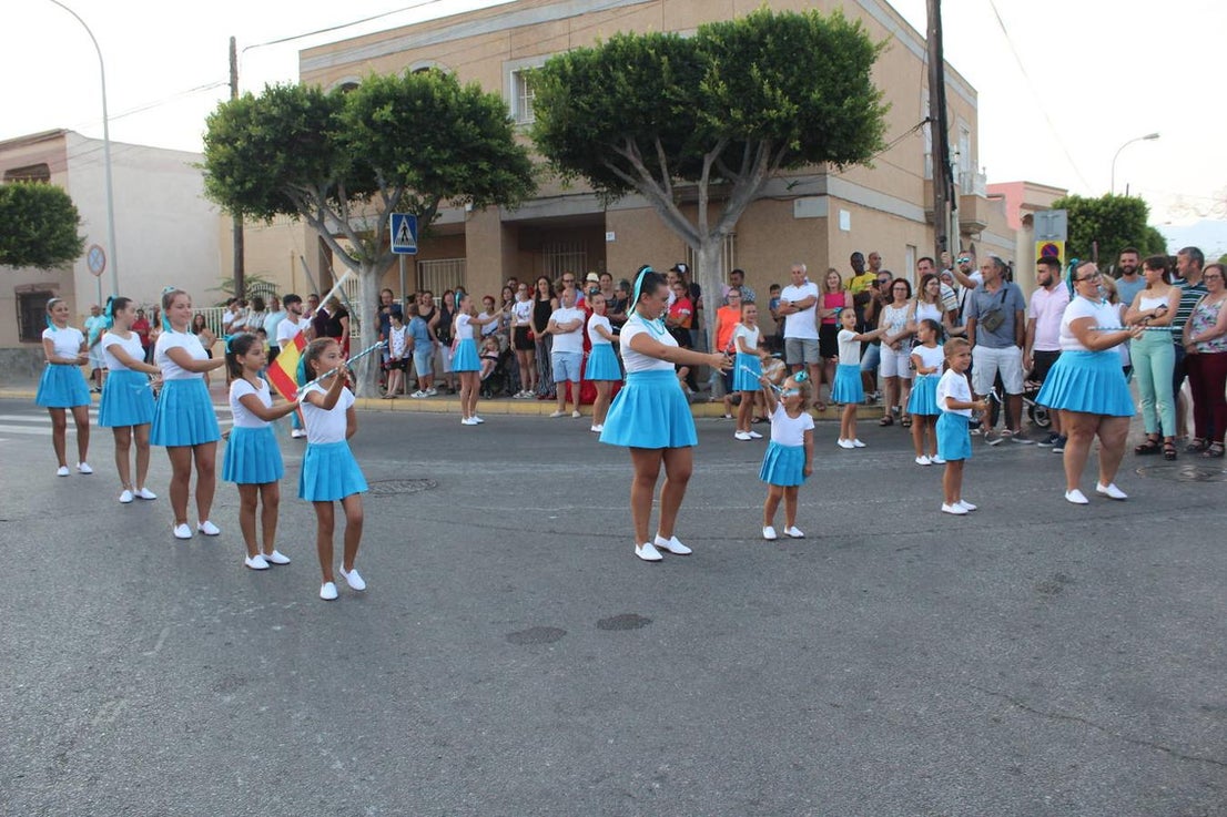 El núcleo de San Agustín acogió el pasado sábado por la tarde noche el tradicional Encuentro Comarcal de Bandas de Cornetas, Tambores y Mayorettes que este año alcanzó su 28 edición. Un evento organizado por la Asociación Ajusa, con la colaboración del Ayuntamiento de El Ejido, la Diputación de Almería y ayuntamientos y empresas de la comarca. En esta edición los grupos participantes fueron la Agrupación Musical Cristo del Amor, de El Ejido; Alejú Servicios Culturales, que desplegó un espectáculo de gran belleza y plasticidad artística, con un vestuario de magia e ilusión; Animación Los Piratas, de Berja; Majorettes Blue Wave, de Balanegra; Animación y Baile Academia Rocío Moreno, de Roquetas de Mar; Majorettes El Siguiente Paso, de Vícar; Animación Club Deportivo Twirling-Majorettes Clave, de La Mojonera y Animación Dance Crew SA de San Agustín.