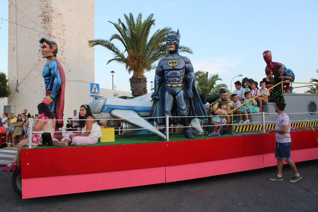 El núcleo de San Agustín acogió el pasado sábado por la tarde noche el tradicional Encuentro Comarcal de Bandas de Cornetas, Tambores y Mayorettes que este año alcanzó su 28 edición. Un evento organizado por la Asociación Ajusa, con la colaboración del Ayuntamiento de El Ejido, la Diputación de Almería y ayuntamientos y empresas de la comarca. En esta edición los grupos participantes fueron la Agrupación Musical Cristo del Amor, de El Ejido; Alejú Servicios Culturales, que desplegó un espectáculo de gran belleza y plasticidad artística, con un vestuario de magia e ilusión; Animación Los Piratas, de Berja; Majorettes Blue Wave, de Balanegra; Animación y Baile Academia Rocío Moreno, de Roquetas de Mar; Majorettes El Siguiente Paso, de Vícar; Animación Club Deportivo Twirling-Majorettes Clave, de La Mojonera y Animación Dance Crew SA de San Agustín.