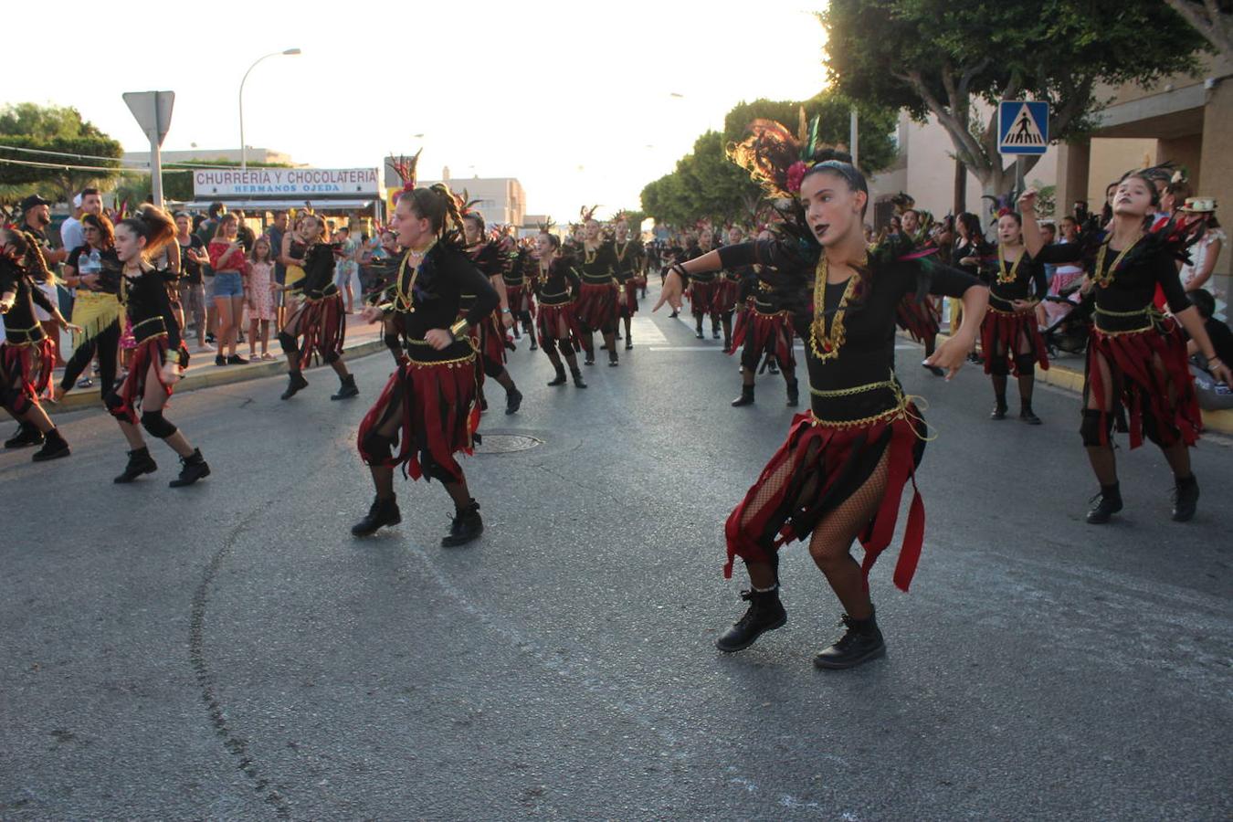 El núcleo de San Agustín acogió el pasado sábado por la tarde noche el tradicional Encuentro Comarcal de Bandas de Cornetas, Tambores y Mayorettes que este año alcanzó su 28 edición. Un evento organizado por la Asociación Ajusa, con la colaboración del Ayuntamiento de El Ejido, la Diputación de Almería y ayuntamientos y empresas de la comarca. En esta edición los grupos participantes fueron la Agrupación Musical Cristo del Amor, de El Ejido; Alejú Servicios Culturales, que desplegó un espectáculo de gran belleza y plasticidad artística, con un vestuario de magia e ilusión; Animación Los Piratas, de Berja; Majorettes Blue Wave, de Balanegra; Animación y Baile Academia Rocío Moreno, de Roquetas de Mar; Majorettes El Siguiente Paso, de Vícar; Animación Club Deportivo Twirling-Majorettes Clave, de La Mojonera y Animación Dance Crew SA de San Agustín.