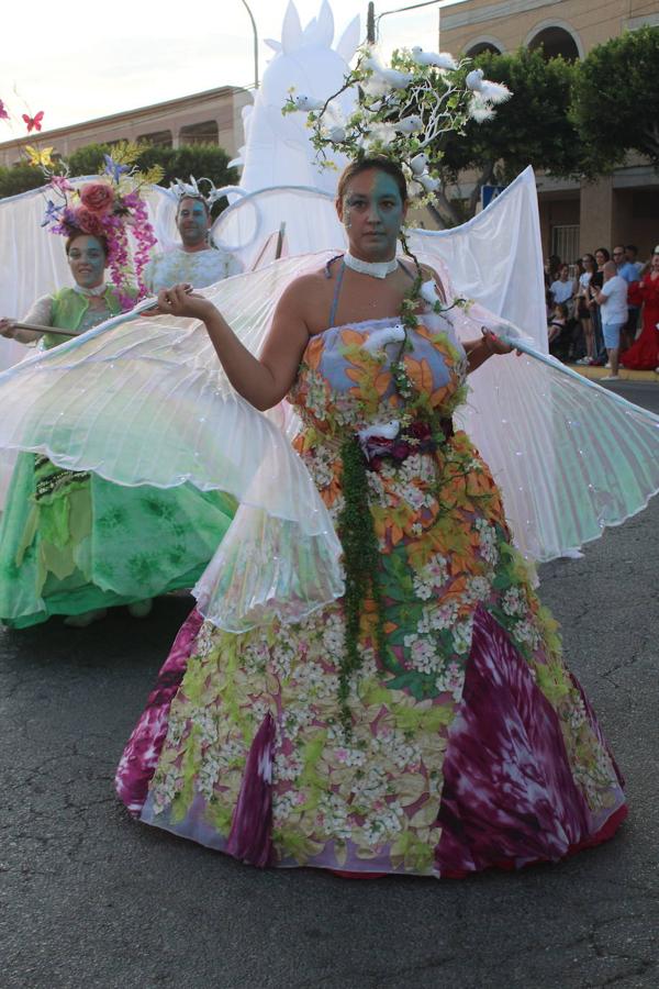 El núcleo de San Agustín acogió el pasado sábado por la tarde noche el tradicional Encuentro Comarcal de Bandas de Cornetas, Tambores y Mayorettes que este año alcanzó su 28 edición. Un evento organizado por la Asociación Ajusa, con la colaboración del Ayuntamiento de El Ejido, la Diputación de Almería y ayuntamientos y empresas de la comarca. En esta edición los grupos participantes fueron la Agrupación Musical Cristo del Amor, de El Ejido; Alejú Servicios Culturales, que desplegó un espectáculo de gran belleza y plasticidad artística, con un vestuario de magia e ilusión; Animación Los Piratas, de Berja; Majorettes Blue Wave, de Balanegra; Animación y Baile Academia Rocío Moreno, de Roquetas de Mar; Majorettes El Siguiente Paso, de Vícar; Animación Club Deportivo Twirling-Majorettes Clave, de La Mojonera y Animación Dance Crew SA de San Agustín.