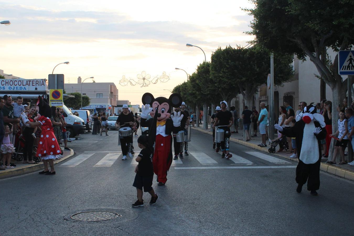 El núcleo de San Agustín acogió el pasado sábado por la tarde noche el tradicional Encuentro Comarcal de Bandas de Cornetas, Tambores y Mayorettes que este año alcanzó su 28 edición. Un evento organizado por la Asociación Ajusa, con la colaboración del Ayuntamiento de El Ejido, la Diputación de Almería y ayuntamientos y empresas de la comarca. En esta edición los grupos participantes fueron la Agrupación Musical Cristo del Amor, de El Ejido; Alejú Servicios Culturales, que desplegó un espectáculo de gran belleza y plasticidad artística, con un vestuario de magia e ilusión; Animación Los Piratas, de Berja; Majorettes Blue Wave, de Balanegra; Animación y Baile Academia Rocío Moreno, de Roquetas de Mar; Majorettes El Siguiente Paso, de Vícar; Animación Club Deportivo Twirling-Majorettes Clave, de La Mojonera y Animación Dance Crew SA de San Agustín.