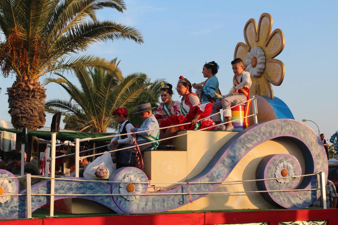 El núcleo de San Agustín acogió el pasado sábado por la tarde noche el tradicional Encuentro Comarcal de Bandas de Cornetas, Tambores y Mayorettes que este año alcanzó su 28 edición. Un evento organizado por la Asociación Ajusa, con la colaboración del Ayuntamiento de El Ejido, la Diputación de Almería y ayuntamientos y empresas de la comarca. En esta edición los grupos participantes fueron la Agrupación Musical Cristo del Amor, de El Ejido; Alejú Servicios Culturales, que desplegó un espectáculo de gran belleza y plasticidad artística, con un vestuario de magia e ilusión; Animación Los Piratas, de Berja; Majorettes Blue Wave, de Balanegra; Animación y Baile Academia Rocío Moreno, de Roquetas de Mar; Majorettes El Siguiente Paso, de Vícar; Animación Club Deportivo Twirling-Majorettes Clave, de La Mojonera y Animación Dance Crew SA de San Agustín.