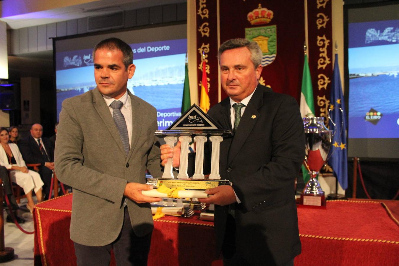 El Patio de Luces del Ayuntamiento se convirtió anoche en el escenario de la celebración del XXXVII aniversario desde la segregación de Dalías y Celín de El Ejido, con un acto en el que además de recordar el pasado y ensalzar el futuro, también se llevó a cabo un especial y emotivo homenaje al cuerpo de la Guardia Civil por su 175 aniversario y al comisario jefe de la Policía Nacional de El Ejido, Ángel Fernández, por su dedicación durante 20 años de trabajo en el municipio. Una celebración que como cada año contó no sólo con la presencia de todos los miembros de la Corporación Municipal actual, sino también con destacadas autoridades provinciales, civiles y militares, además de numerosos vecinos. Asimismo, se hizo entrega de unas distinciones a los funcionarios que se jubilan y de los Premios Anuales al Deporte Ejidense.