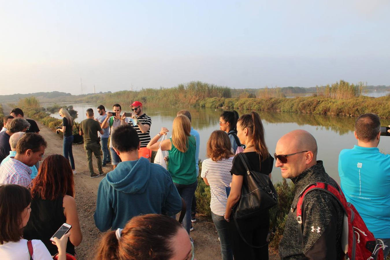 El área de Turismo del Ayuntamiento de El Ejido llevó a cabo a lo largo de la jornada del sábado un intenso programa para mostrar a empresarios, agentes del sector turístico y servicios del municipio y medios de comunicación una parte de la amplia oferta complementaria que el municipio ejidense puede ofrecer a residentes y visitantes, y que viene a sumarse a su patrimonio histórico y cultural. Una jornada que permitió también a los asistentes disfrutar en primera persona de una amplia selección de actividades y que se llevó a cabo con motivo del Día Mundial del Turismo. Así, desde las ocho de la mañana y hasta cerca de las nueve de la noche se pudo disfrutar de naturaleza, velocidad, mar, deporte y productos típicos de la tierra, para terminar con una visita en la que detener el tiempo para apreciar el momento.