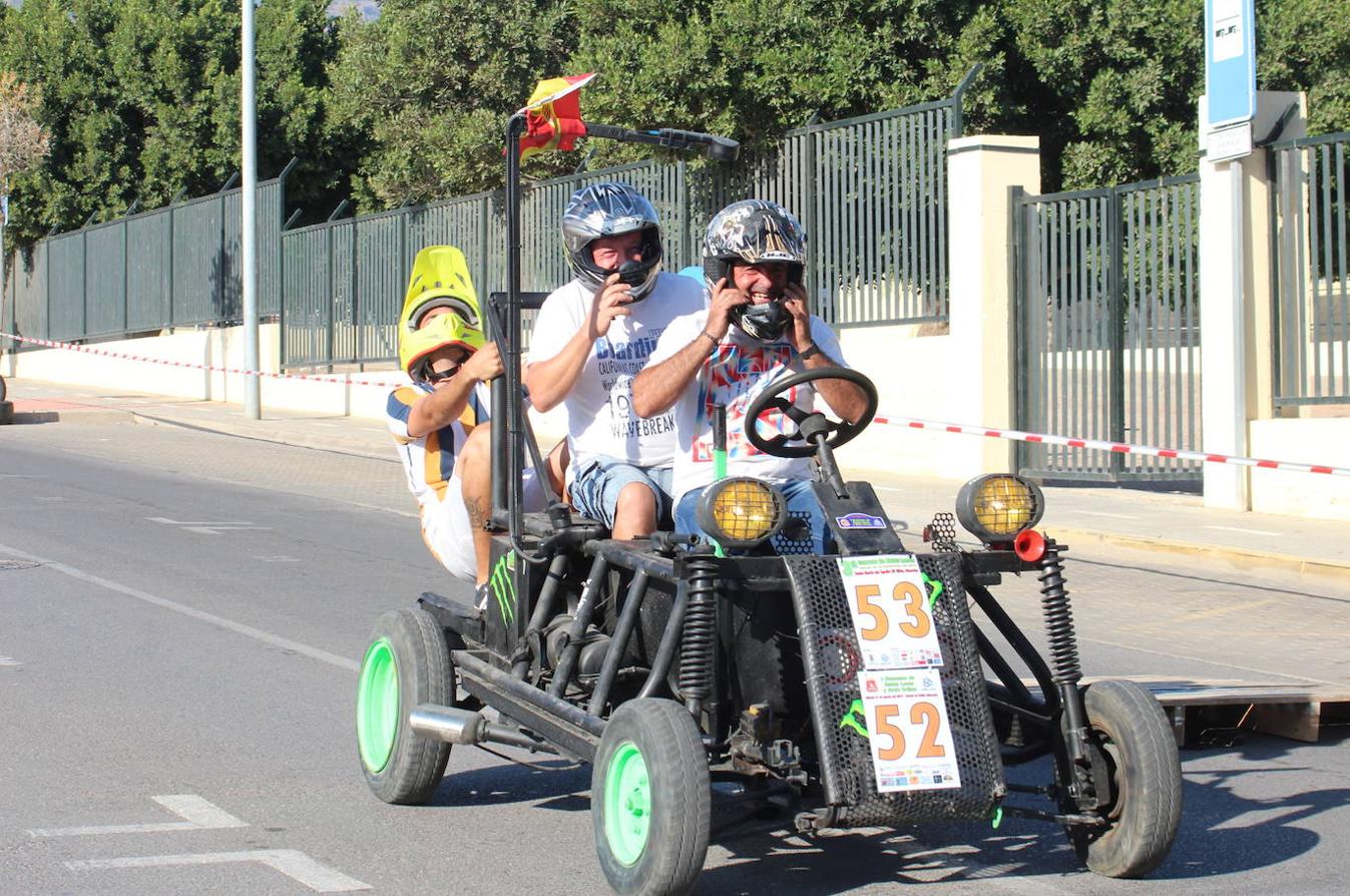 El núcleo de Santa María del Águila disfrutó en la tarde del sábado de un evento que edición tras edición sigue ganando adeptos y haciendo disfrutar a mayores, jóvenes y pequeños. La asociación Aldeílla Joven, en colaboración con la Junta Local de esta localidad, llevó a cabo su III Carrera de Autos Locos y Drift Trikes. Un evento que llenó las calles de este núcleo de originalidad en la que los bólidos participantes tuvieron la ocasión de demostrar su habilidad durante los casi 600 metros de circuito diseñados para la ocasión, con saltos y resaltos, rotondas y chicanes, para hacerlo más divertido y emocionante, pero delimitado por vallas y cinta señalizadora para mayor seguridad.