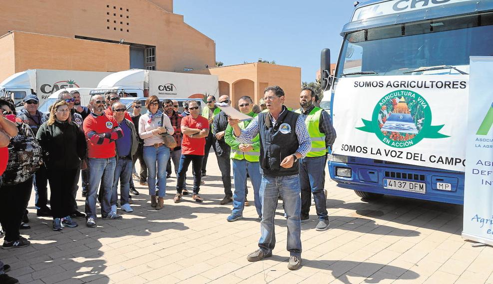 Centenares de agricultores se concentran y reclaman unión ante el comercio