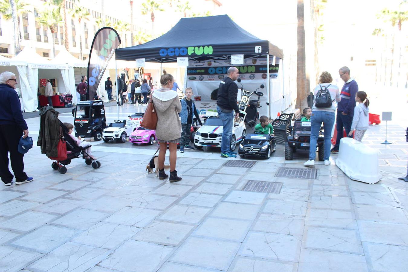 Talleres, charlas y demostraciones para niños y mayores, junto a una muestra de lo que los comercios del municipio pueden ofrecer a sus vecinos, así como actuaciones muTsicales fueron algunas de las actividades que se desarrollaron durante la jornada del sábado en la Plaza Mayor de El Ejido desde las once de la mañana y hasta las ocho de la tarde, en el marco de la celebración de la primera edición de la Feria del Comercio y la Innovación, organizada por el área de Comercio del Ayuntamiento de El Ejido en colaboración con la nueva asociación de comerciantes Innova, Crece y Brilla. 