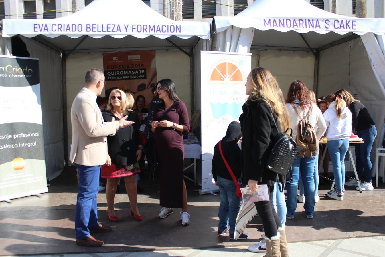 Talleres, charlas y demostraciones para niños y mayores, junto a una muestra de lo que los comercios del municipio pueden ofrecer a sus vecinos, así como actuaciones muTsicales fueron algunas de las actividades que se desarrollaron durante la jornada del sábado en la Plaza Mayor de El Ejido desde las once de la mañana y hasta las ocho de la tarde, en el marco de la celebración de la primera edición de la Feria del Comercio y la Innovación, organizada por el área de Comercio del Ayuntamiento de El Ejido en colaboración con la nueva asociación de comerciantes Innova, Crece y Brilla. 