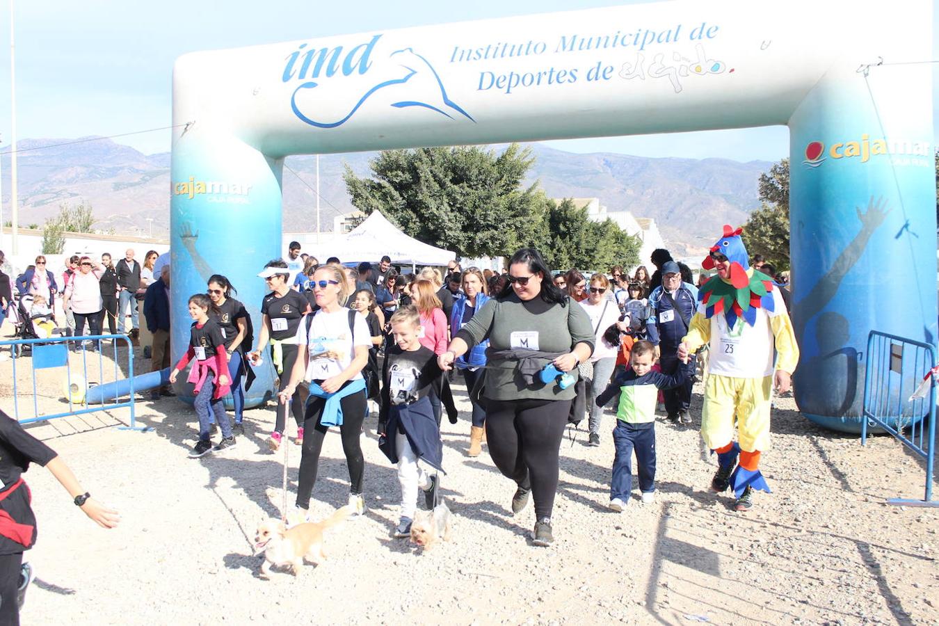 Concienciar y colaborar en una actividad deportiva, familiar y divertida. Esa fue la propuesta en la mañana de ayer de la asociación Soy Especial yQué con su segunda edición de la Masco Running. Una carrera cuya particularidad fue que había que correrla con una mascota bien real o en peluche, pero que también permitía hacerlo disfrazado de animal. Todo ello para de una manera divertida y amena concienciar sobre la importancia de cuidar a los animales y su tenencia responsable, al tiempo que dar a conocer los distintos refugios y asociaciones de animales que hay en el entorno.