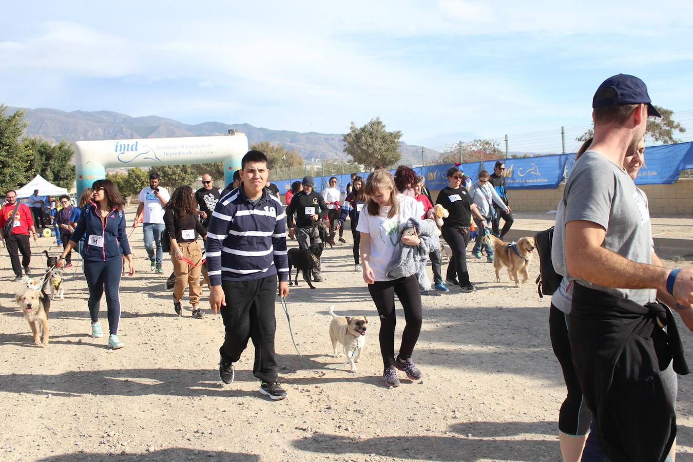 Concienciar y colaborar en una actividad deportiva, familiar y divertida. Esa fue la propuesta en la mañana de ayer de la asociación Soy Especial yQué con su segunda edición de la Masco Running. Una carrera cuya particularidad fue que había que correrla con una mascota bien real o en peluche, pero que también permitía hacerlo disfrazado de animal. Todo ello para de una manera divertida y amena concienciar sobre la importancia de cuidar a los animales y su tenencia responsable, al tiempo que dar a conocer los distintos refugios y asociaciones de animales que hay en el entorno.