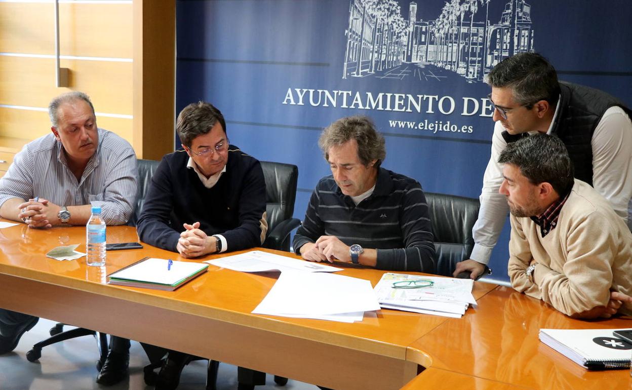 Rivera, Góngora, Arqueros y González con un técnico municipal en la Junta de Gobierno. 