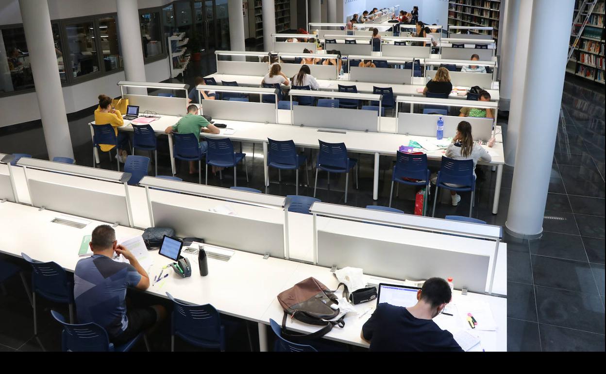 La Sala de Estudio de la Biblioteca Central de El Ejido amplía su horario en los exámenes