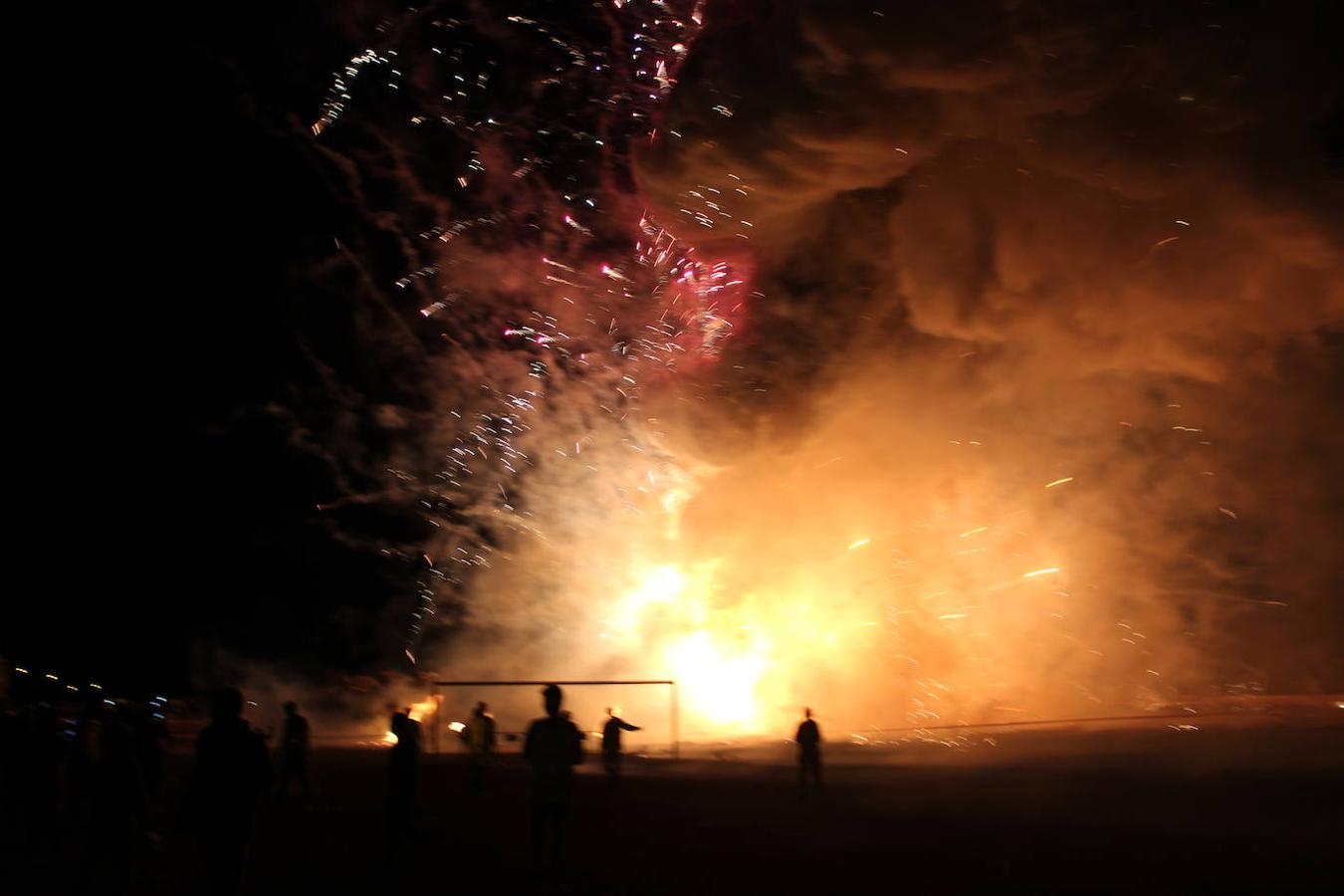 Santa María del Águila y San Agustín han celebrado su tradicional fiesta de San Antón Abad. Un evento social y cultural en torno al calor del fuego de la comida y la fiesta. Santa María del Águila inició su fiesta a las cinco de la tarde con la concentración de animales y mascotas, antes de su bendición. Posteriormente se llevó a cabo el encendido de la antorcha, que recorrió el núcleo antes de prender la hoguera. En el caso de San Agustín, arrancó a las cinco y media con el encendido de la antorcha en la plaza Antonio Mira, que portaron miembros de Ajusta corriendo hasta San Agustín donde entorno a las ocho de la tarde se encendió la hoguera, con fuegos artificiales, juego de luces y música 